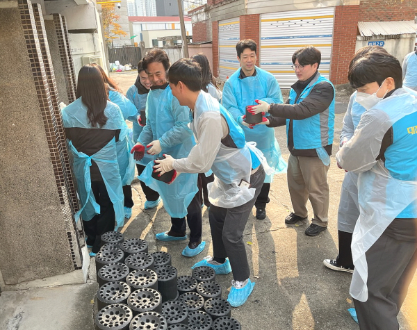 임직원들이 독거 어르신 12가정에 연탄 3천 1백장 배달 모습