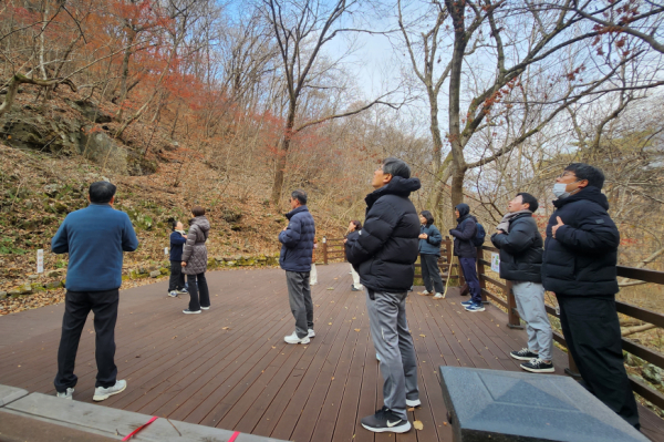 참가자들이 ‘활인심방 숲테라피’ 산림치유 프로그램을 체험하고 있다.