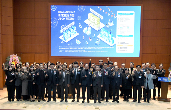 중 행사 진행중 단체사진을 찍고 있다.(중앙 백석문화대 이경직 총장 기준 왼쪽 지방시대위원회 김영춘 위원, 오른쪽 충남경제진흥원 한권희 원장)