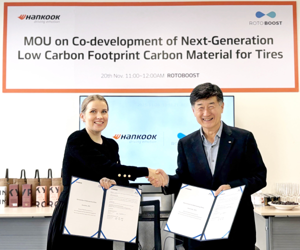 (우측부터) 한국타이어앤테크놀로지 김현철 중국본부장 부사장, 로토부스트 카이사 니쿨라이넨(Kaisa Nikulainen) 최고경영자