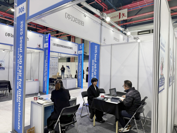 선문대 유학생이 기업 인사담당자와 상담하고 있다