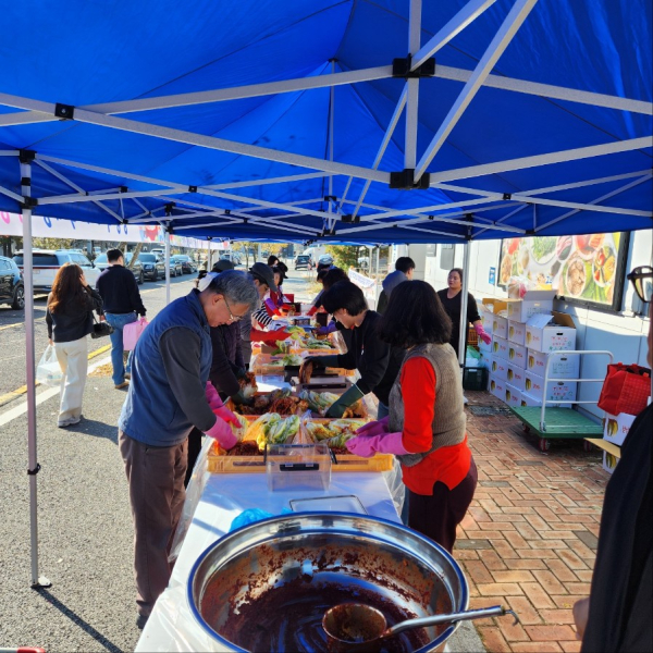 청양먹거리직매장 학하점에서 진행한 ‘2025 김장체험 및 나눔 행사’에서 참가자들이 청양산 절임배추와 지역 농산물로 정성껏 김치를 담그고 있다.