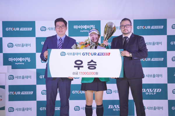 지난 22일, 대전 골프존조이마루에서 열린 ‘2025 샤브올데이 GTOUR MIXED’ 4차 대회 시상식에서 (왼쪽부터)골프존 손장순 상무, 우승자 홍현지, 샤브올데이 우진규 이사가 기념촬영을 하고 있다