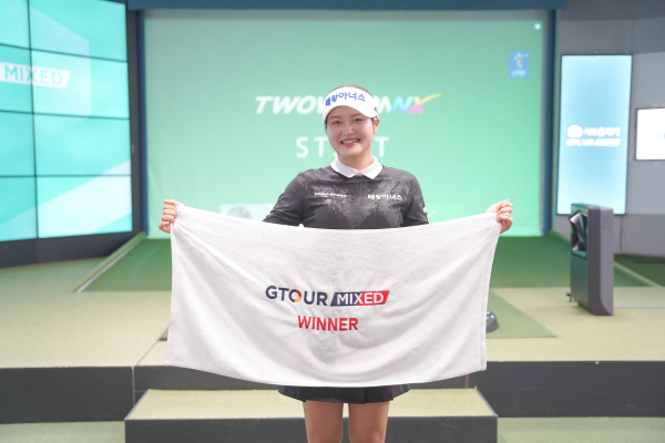 지난 22일, 대전 골프존조이마루에서 열린 ‘2025 샤브올데이 GTOUR MIXED’ 4차 대회 우승자 홍현지가 위너 타월을 들고 기념사진