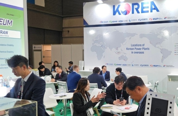 지난 18일부터 20일(현지시간)까지 스페인 빌바오에서 개최된 '2025 엔릿 유럽 전시회‘에 국내 중소기업 10개 사와 함께 참가했다. 사진은 한국 공동관에서 수출 상담이 진행되는 모습