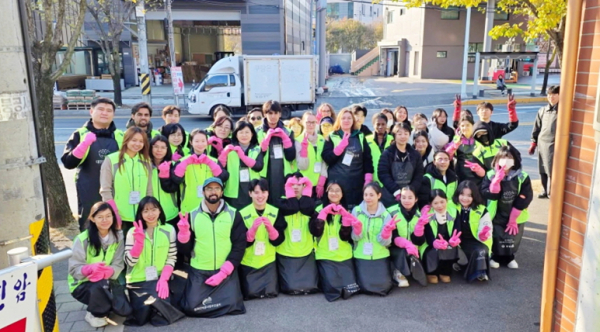 지난 22일 외국인 주민 봉사단 ‘디투게더(D-together)’와 함께 대전 동구 천동 일대 에너지 취약계층을 대상으로 연탄 나눔 봉사활동 단체사진