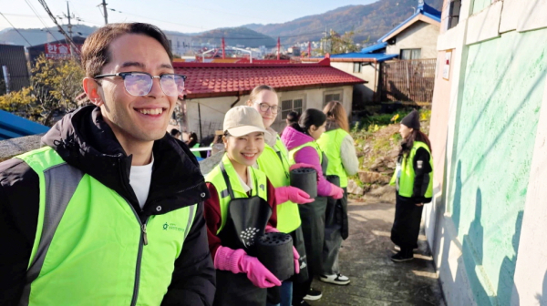 지난 22일 외국인 주민 봉사단 ‘디투게더(D-together)’와 함께 대전 동구 천동 일대 에너지 취약계층을 대상으로 연탄 나눔 봉사활동