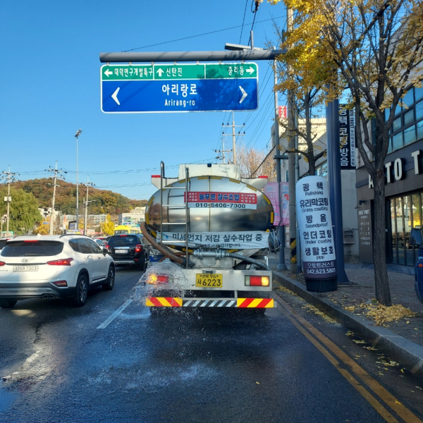 대전 대덕구가 주요 도로에서 살수차를 운영하며 도로 재비산먼지를 제거하고 있는 모습