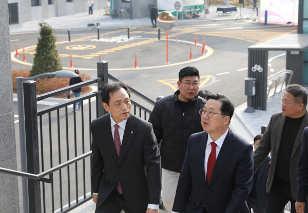 이장우 시장과 정국영 사장이 갑천2BL 내부를 확인하고 있다.
