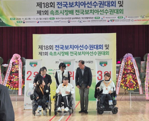 유수 선수(가운데) 시상식 모습