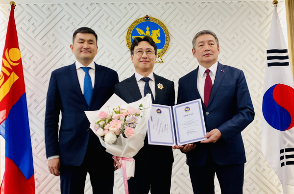 ‘북극성 훈장’ 수훈식 (왼쪽부터) 수헤 수흐볼드 주한몽골대사, 송병구 교수, 냠다와깅 후랄바타르 대통령 수석고문