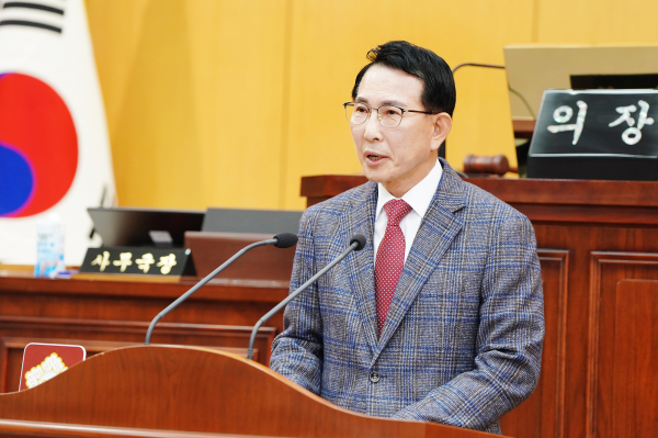 이완섭 서산시장이 25일 서산시의회 제2차 정례회에서 내년도 시정 운영 방향을 설명하는 모습