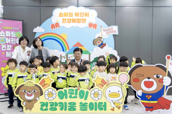 최충규 대덕구청장(사진 두 번째 줄 가운데)이 대덕구 대전북부주민건강센터 ‘스마트 어린이 건강체험관’에서 지역 어린이들과 기념 촬영