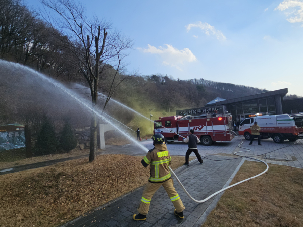 국립산림치유원은 용문119안전센터와 함께 화재 대응 역량 강화를 위한 합동소방훈련 모습