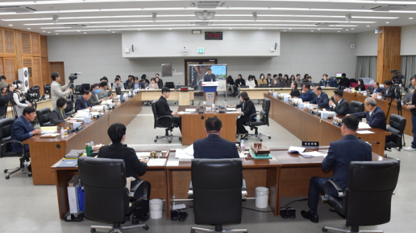 논산시의회 행정사무감사 모습