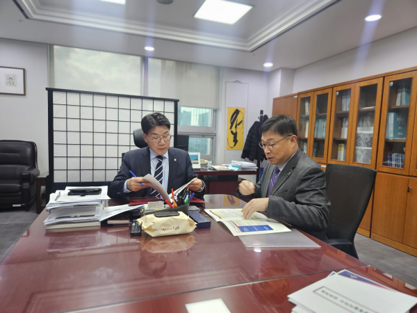 26일 이승원 경제부시장, 국회를 방문해 예산결산특별위원회 이재관 의원에게 건의 모습