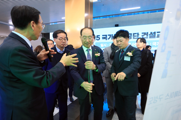 이성해 국가철도공단 이사장(가운데)이 26일 ‘2025 건설교통신기술 전시회’ 현장에서 관계자의 설명을 들으며 전시 기술을 살펴보고 있다.