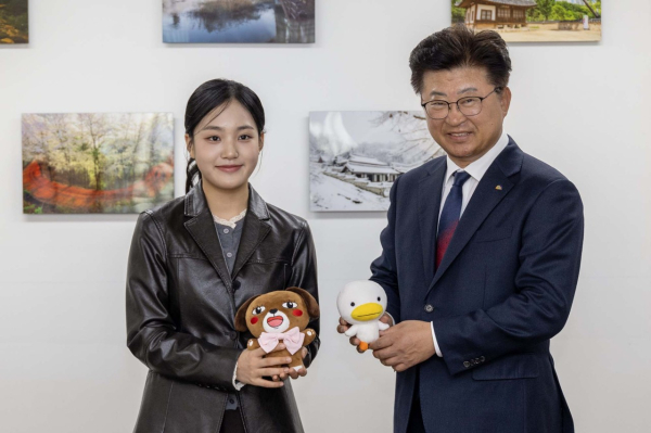 (사진 왼쪽부터) 김태연 대덕구 홍보대사와 최충규 대덕구청장이 26일 구민의사랑방에서 열린 홍보대사 위촉식 후 기념촬영