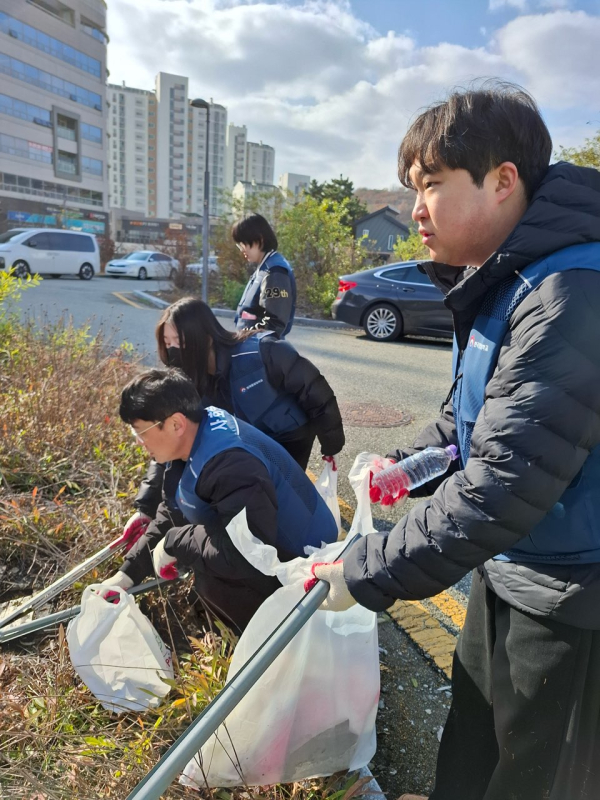 고운동 환경정화 활동 줍킹 모습