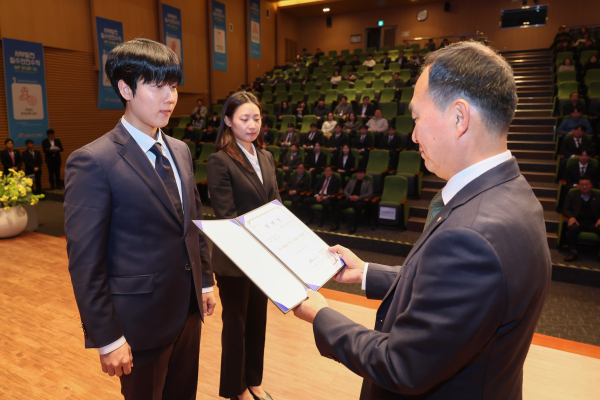 지난 27일 충남 태안 본사에서 하반기 4직급 신입사원 입사식을 개최했다. 사진은 서규석 서부발전 미래사업부사장(오른쪽)이 신입사원에게 임명장을 전달하는 모습