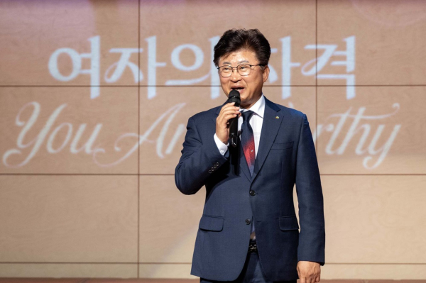 지난 27일, 최충규 대덕구청장이 한남대학교 서의필홀에서 열린 ‘대덕구여성합창단 정기연주회’에 앞서 인사말 모습
