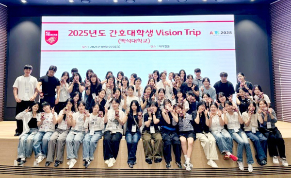 프로그램을 진행하며 단체 사진을 찍고 있다.