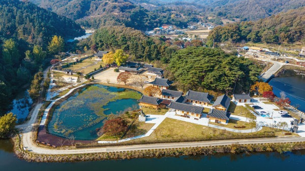 청양군 목면 송암리 모덕사 일원에 조성중인 면암최익현기념관의 모습