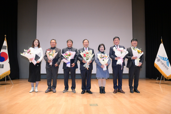 농업인 대상(왼쪽 두번째부터 강용규 씨, 박승갑 씨, 최민호 시장, 류명순 씨)