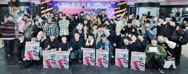 (사진의 맨앞줄 왼쪽에서 6번째 이광축 사장, 7번째부터 2명이 △1위 오리엔탈히어로즈 우승자)