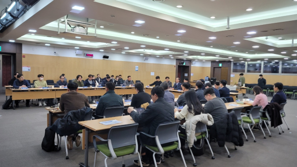 국가철도공단과 한국철도기술연구원 등 관계자들이 ‘2025년 철도산업정보센터 추진협의체’ 회의를 하고 있다.