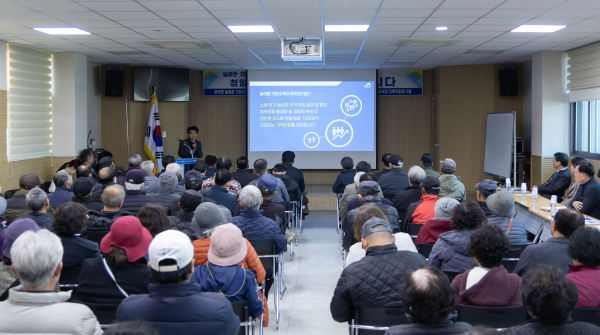지난 1일 운곡면에서 열린 농어촌기본소득 주민설명회에서 김돈곤 군수가 군민들과 질의응답을 하고 있다.