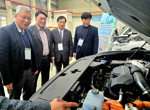 친환경차 정비 교육 현장을 방문( 왼쪽부터 왼쪽부터 선문대 최창하 부총장, 충청남도 산업경제실장 안호, 충남테크노파크 서규석, 충청남도 도의회 기획경제위원장 안종혁)