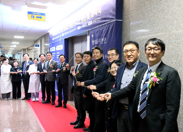 개소식 진행하며 단체사진. (중앙기준 왼쪽 천안시 김석필 부시장, 오른쪽 백석문화대 이경직 총장)