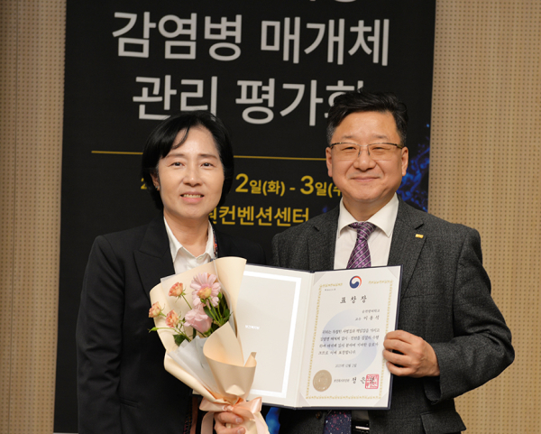 2025년 질병관리청 감염병매개체 관리평가회에서 순천향대학교 생명과학과 이용석 교수가 보건복지부장관상을 수상하고 기념촬영 (사진 왼쪽부터 질병관리청 김갑정 국장, 순천향대 이용석 교수)