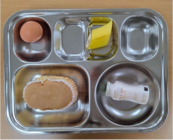 지난달 29일 선화초 점심으로 제공된 대체급식. 카스테라빵과 구운계란, 요구르트, 바나나 뿐이다.