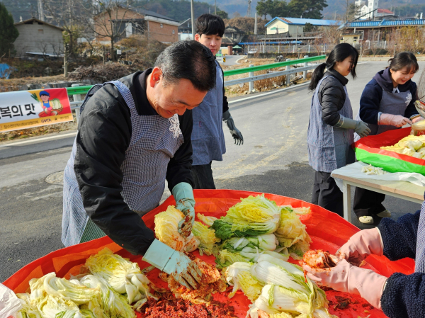 국립산림치유원 직원들이 김장 김치를 담그고 있다.