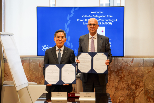 지난 2일, 유길상 한국기술교육대 총장이 이탈리아 토리노공과대학 삭키 부총장과 업무협약을 맺고 기념촬영을 하는 모습