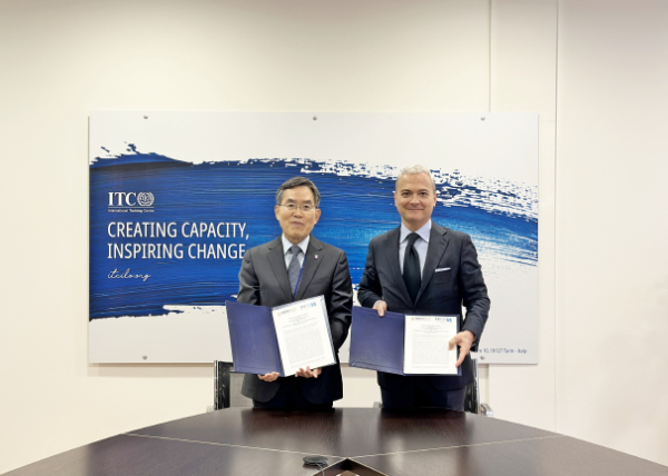 유길상 한국기술교육대 총장이 지난 3일(수. 현지시각) ICTILO(국제노동기구 국제교육센터) 페랭 원장과 MOU 체결 모습