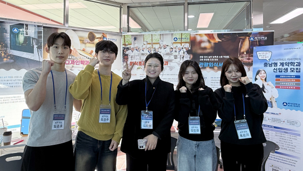 행사에 참여한 교수진 및 보조강사(서천고 학생들)들 단체사진