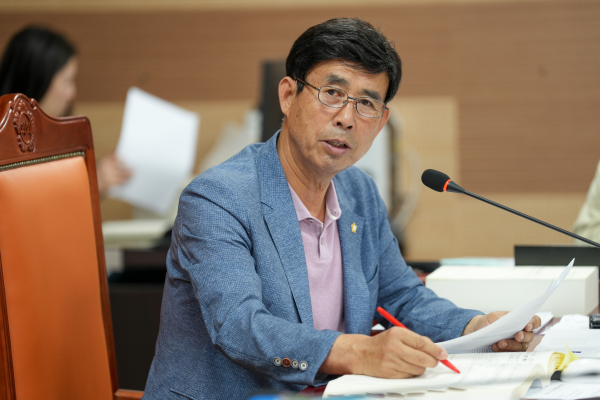 행정사무감사를 진행하고 있는 홍순철 의원/아산시의회 제공<br>