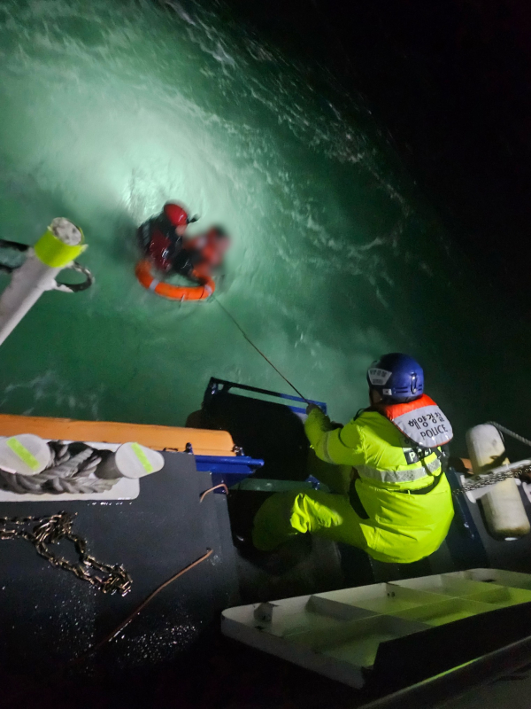 물에 빠져 표류 중인 승선원을 구하는 해양경찰