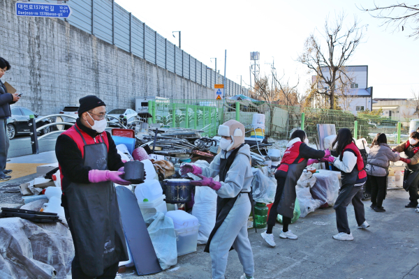 공사 임직원, 대덕구 회덕동에서 취약계층 5가구 대상 연탄 5000장을 직접 나르고 있다.