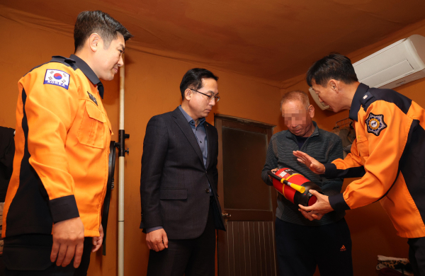 박희조 청장과 이준서 서장이 화재 안전키트를 전달하는 모습