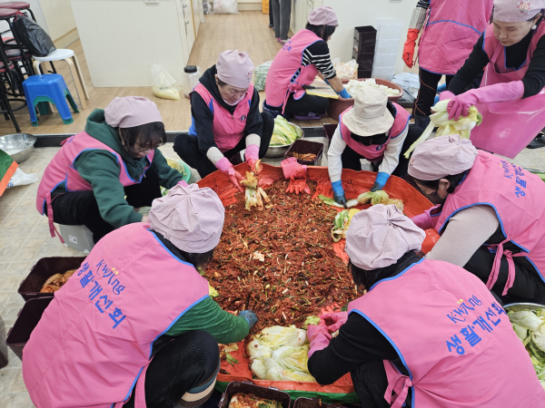 생활개선회 김장김치 봉사 진행 모습