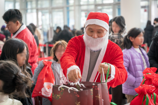 지난 6일 충남대학교 정심화국제문화회관 정심화홀에서 주최한 '2025 희망행복나눔 페스티벌'에서 산타 복장을 한 골프존문화재단 김영찬 이사장이 아이들에게 선물을 나눠주고 있다