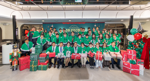 2025 초록우산 산타원정대 행사 단체사진을 촬영하고 있다.