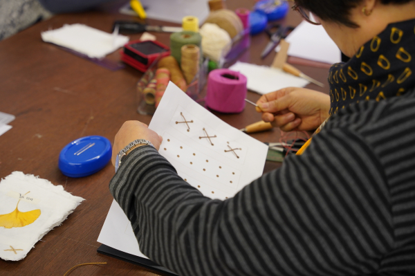 마음 활력 크래프트에 참여한 어머니들의 공예하는 모습