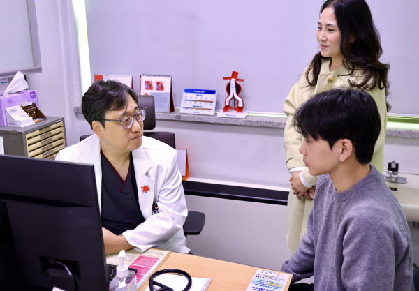 장성욱 센터장이 퇴원 후 외래를 방문한 이 군을 진료하는 모습