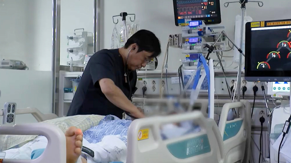 외상중환자실에서 이 군을 처치하고 있는 장성욱 센터장