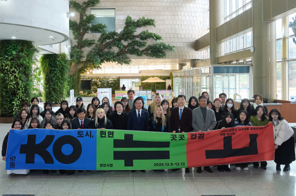 전시회 관계자 단체 기념사진